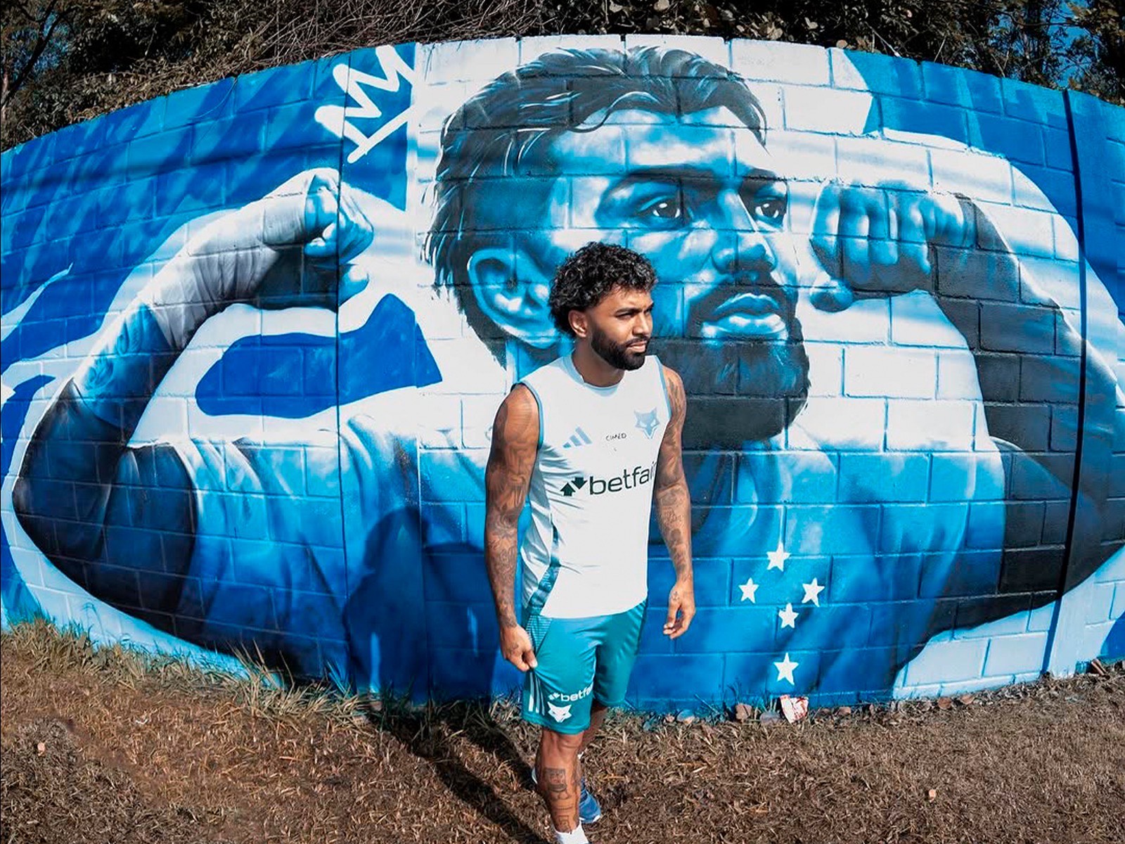 Gabigol em frente ao mural