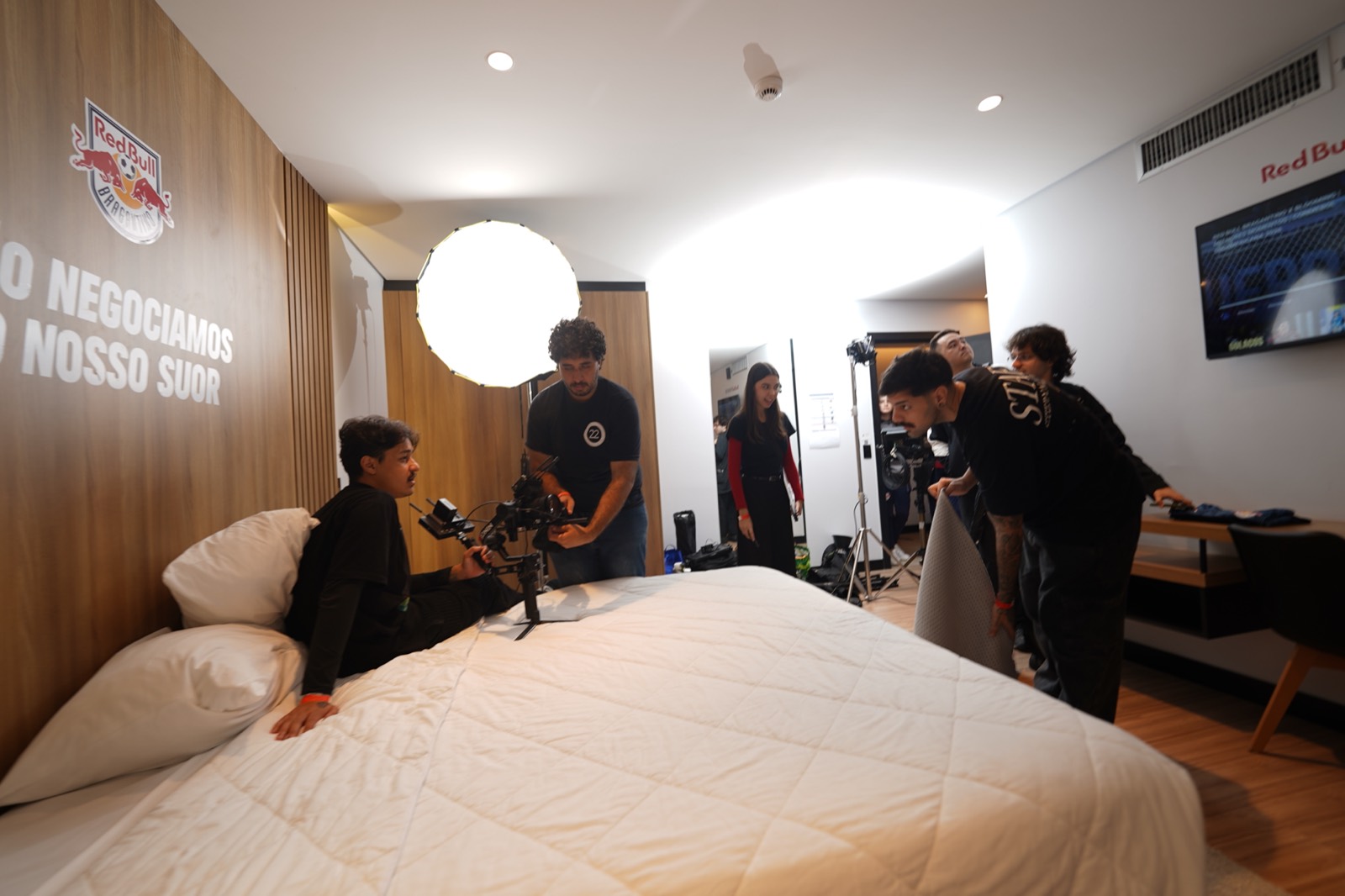 Equipe da 4Content montando a cena no quarto do CT