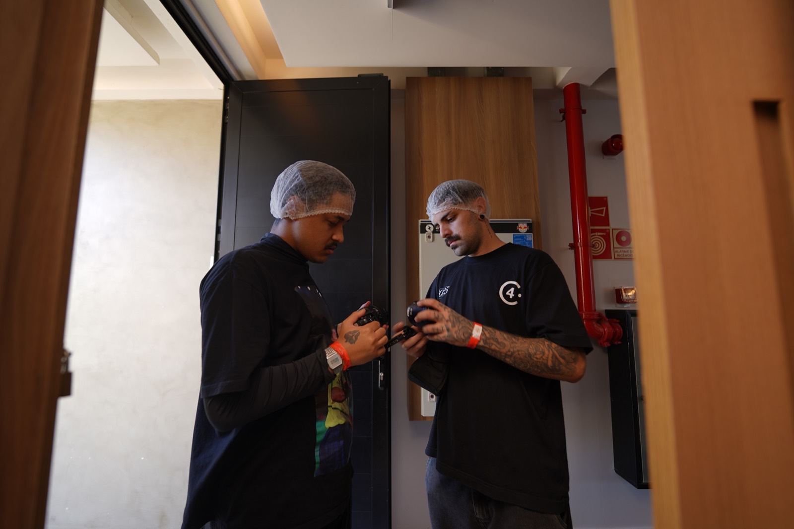 Equipe conferindo lente antes da captação